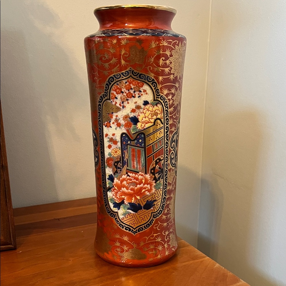 Beautiful vintage Japanese Imari porcelain vase